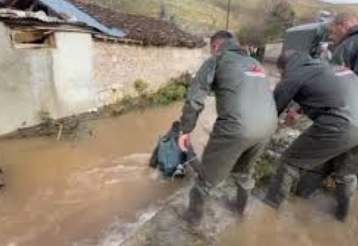 U mbyt në përroin e fshatit, gjendet trupi i 39-vjeçarit nga Elbasani
