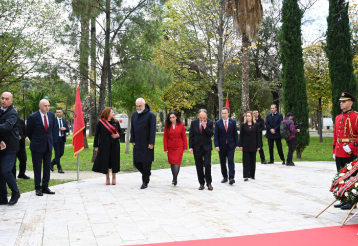 81-vjetori i Çlirimit, krerët e shtetit mbajnë homazhe te Varrezat e Dëshmorëve