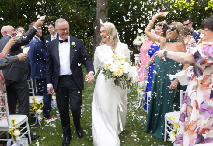 Kryeministri australian Anthony Albanese thyen tabutë, martesa e parë e një lideri në detyrë