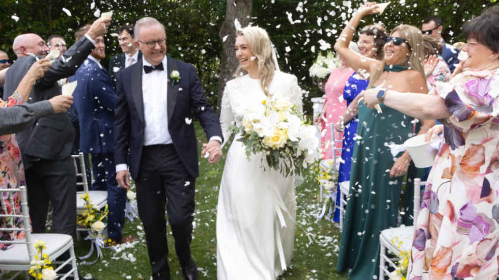 Kryeministri australian Anthony Albanese thyen tabutë, martesa e parë e një lideri në detyrë