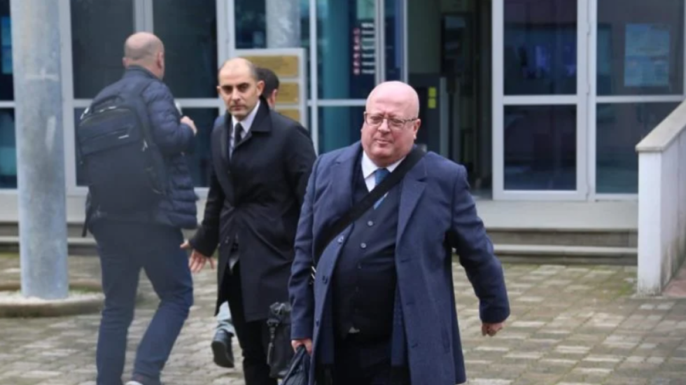 Avokati i Berishës thumbon takimin e Salianjit: Zhigolo politikë në kafene, PD-ja i ka prindërit gjallë!