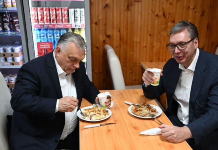 Takim me byrek e kos, Orban dhe Vuçiç negociojnë për të shpëtuar NIS-in nga sanksionet e SHBA