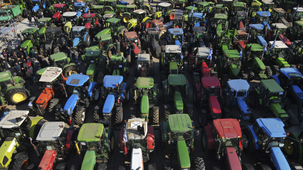 Fermerët grekë në protestë, bllokohet për 5 orë aksi Kakavijë-Janinë