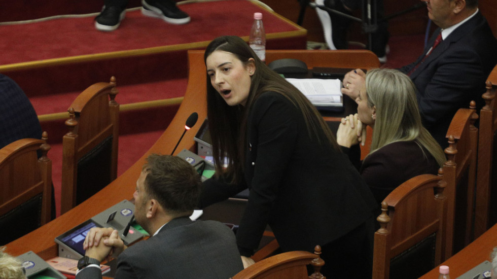 Pensionistët bëhen “mollë sherri” në Kuvend, Tedi Blushi përplaset me Zegjine Çaushin