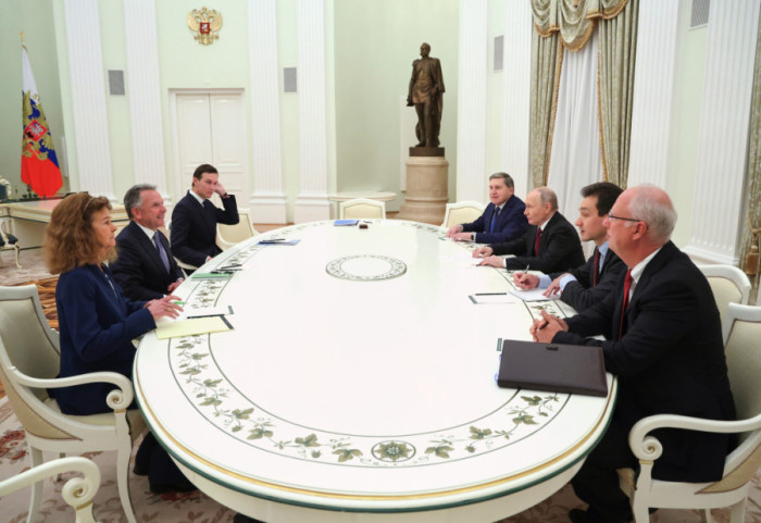 Takimi i ekipit të Trump me Putin kalon tre orë, bisedimet e paqes vazhdojnë deri natën vonë në Kremlin