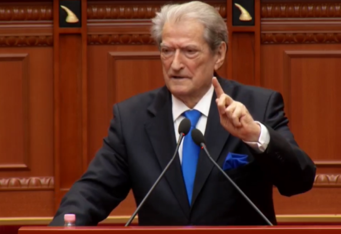 Berisha akuzon nga Kuvendi për prishjen e provave: Doni të shihni bordellon e vërtetë...