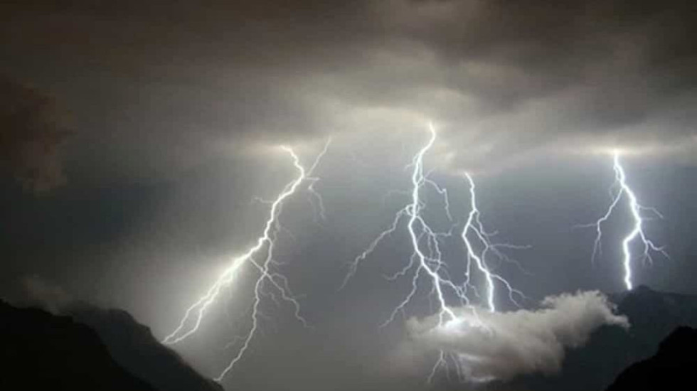 Moti i keq në Itali/ Përmbytje dhe shembje të tokës, mbyllen shkollat në disa krahina