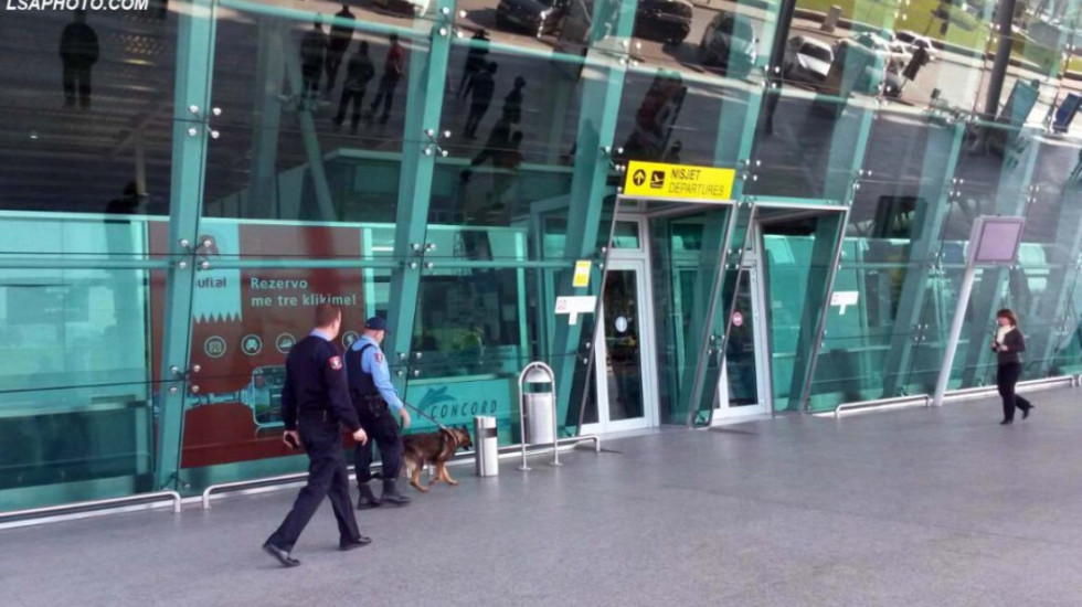 Ndalohet 36-vjeçari në Rinas, tentoi të hyjë në Shqipëri me 240 mijë euro të padeklaruara