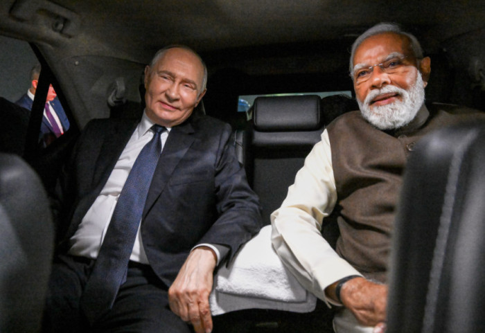 Putin mbërrin në Indi, pritet me tapet të kuq dhe limuzinë nga Modi