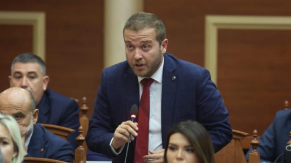 “Gjipeja, varri yt politik”, përplasje Noka-Bido në Kuvend: O Flamur që s’di kur u ngrit flamuri!