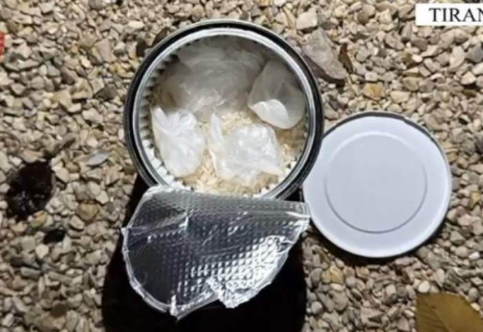 Kishte fshehur kokainë në bahçe, kapet i riu në Tiranë