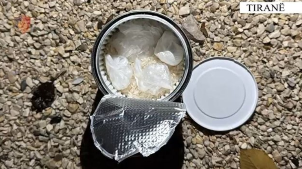 Kishte fshehur kokainë në bahçe, kapet i riu në Tiranë