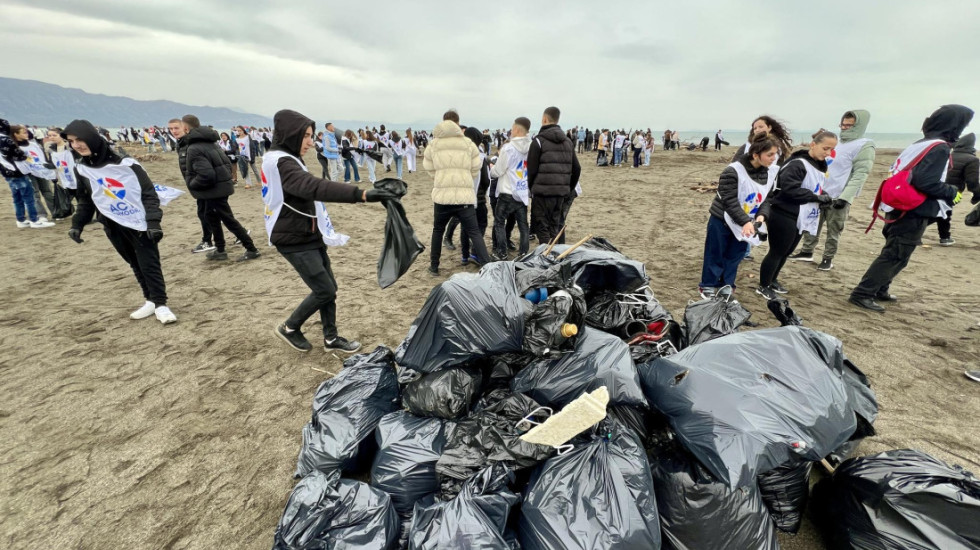 Aksion masiv në Velipojë, mbi 800 të rinj i bashkohen pastrimit të bregdetit