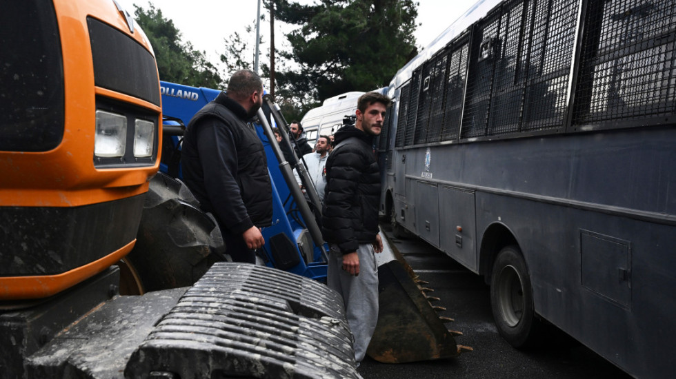 Fermerët grekë nuk heqin dorë nga kërkesat, bllokohet sërish aksi Kakavijë-Janinë