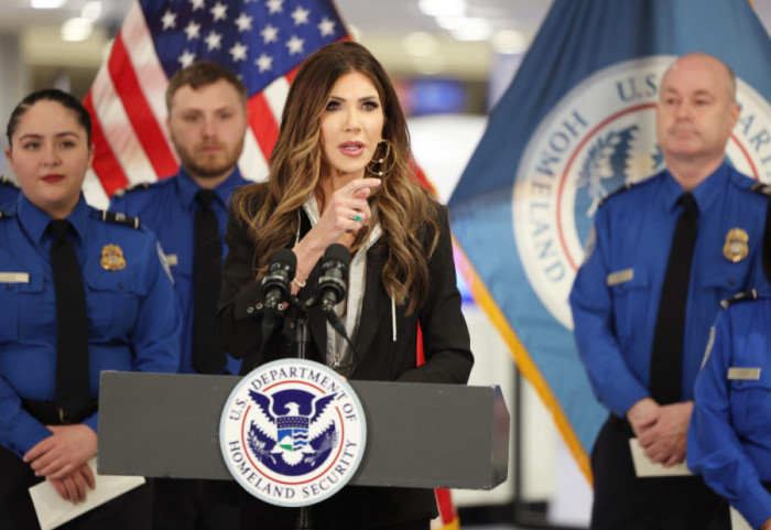 Administrata Trump zgjeron ndalimin e udhëtimit për qytetarët nga 30 shtete