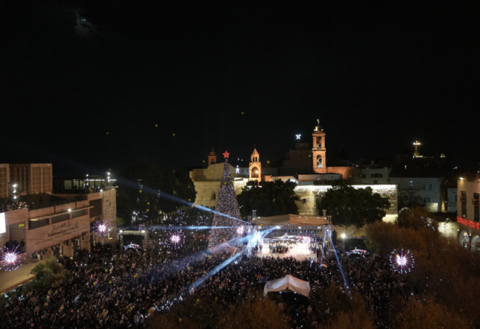 Në Betlehem, pema e Krishtlindjeve ndizet për herë të parë që nga nisja e luftës në Gaza