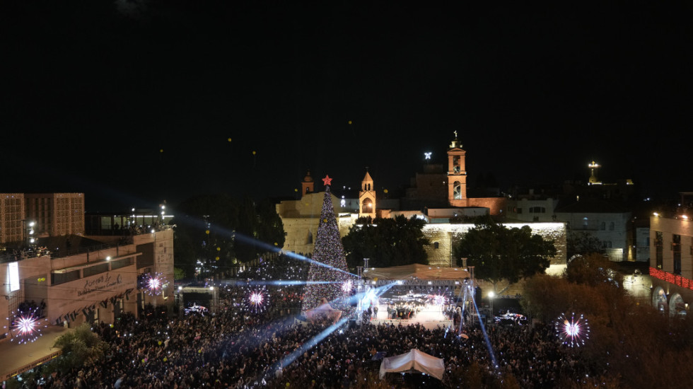 Në Betlehem, pema e Krishtlindjeve ndizet për herë të parë që nga nisja e luftës në Gaza