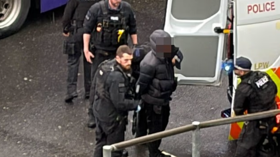 Alarm në Londër, disa persona sulmohen në aeroportin e Heathrow, ndërhyn policia e armatosur