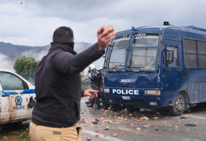 Përplasje të dhunshme mes fermerëve grekë dhe policisë në Kretë