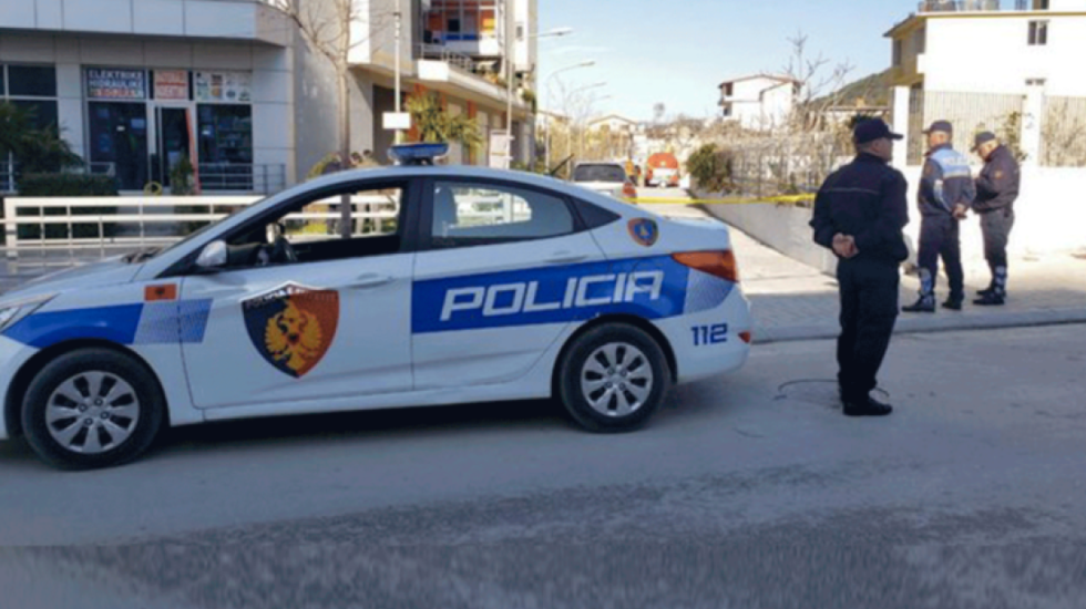 Plagosje në Kavajë, sulmohet pronari i një agjencie udhëtimesh