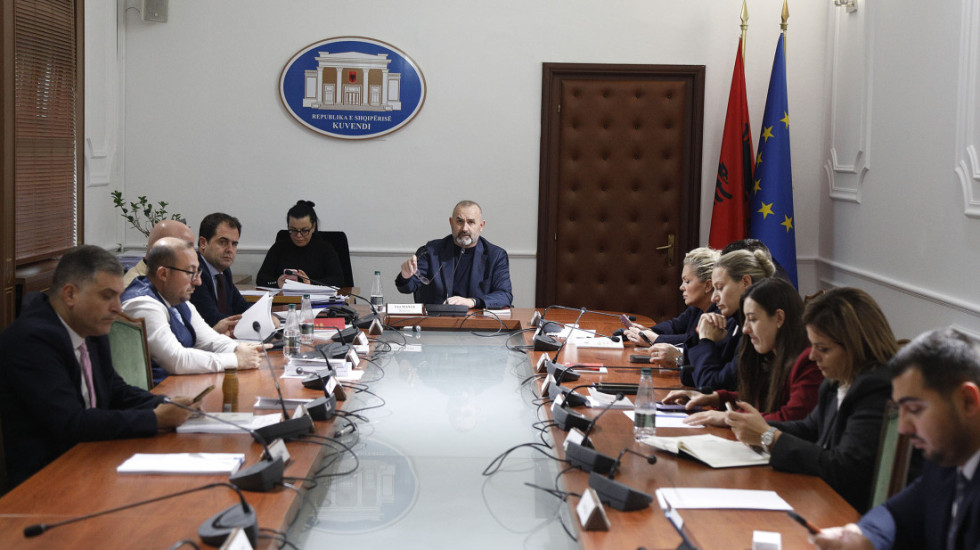 Avokati i Popullit prodhon debat tek "Ligjet", PD tërhiqet, mazhoranca dërgon për votim 6 kandidatë