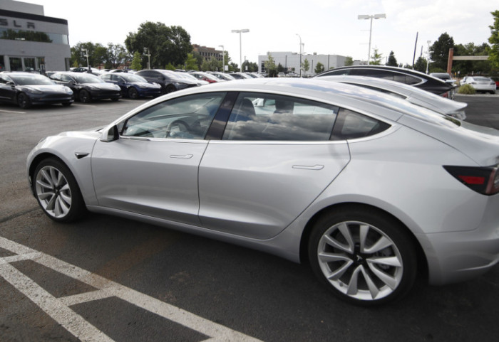 Shteti europian që do të fillojë tarifimin për kilometër për makinat hibride dhe elektrike