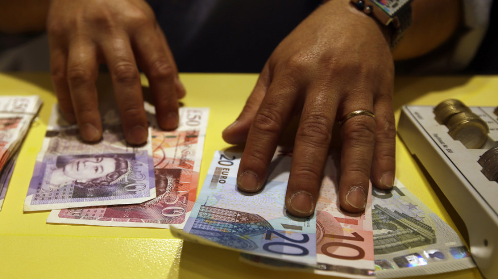 Prag festat, euro bie në minimum historik në kursin e këmbimit