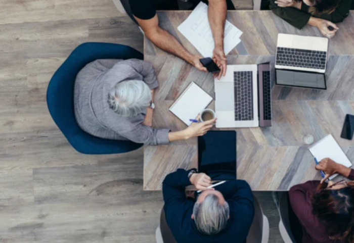 Punonjësja shkarkohet nga puna, shefi u mërzit pasi ajo shkonte 40 minuta më herët