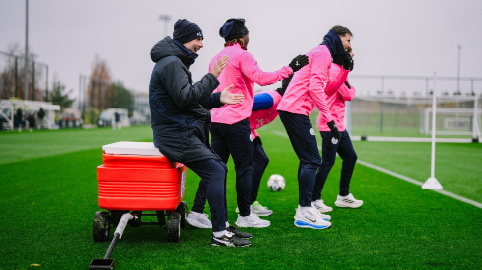 Manchester City, lëndim absurd për Stones duke vendosur pemën e Krishtlindjes