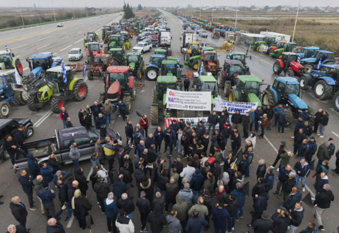 Fermerët zhysin Greqinë në kaos, paralizohet porti i Volosit, protestave i bashkohen edhe peshkatarët