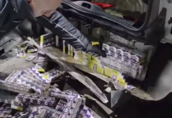 E paprecedentë! 50,000 cigare kontrabandë të fshehura në makinë