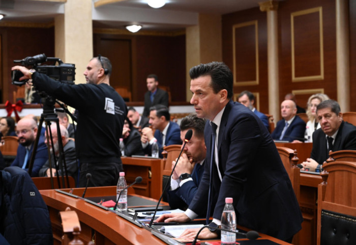 “Shko fërkohu me Lulin”, tone të larta në Kuvend mes Ballës dhe Shehajt, Peleshi: Mos më ngri zërin mua