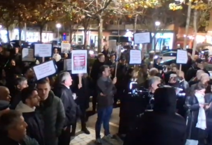 “Kulla me lekë droge, populli me gjysmë rroge, Rama ku i ke shokët?” Protestë para Parlamentit