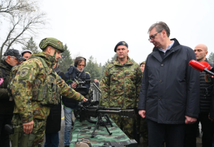 Vuçiç viziton kazermën në Nish: Kemi më shumë armë dhe ushtarë të rinj