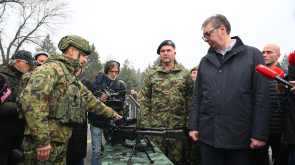 Vuçiç viziton kazermën në Nish: Kemi më shumë armë dhe ushtarë të rinj