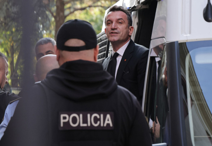 Veliaj “shkarkon” avokatin, gjykata i cakton një tjetër: GJKKO me dy standarde, Metës ia dha aktet