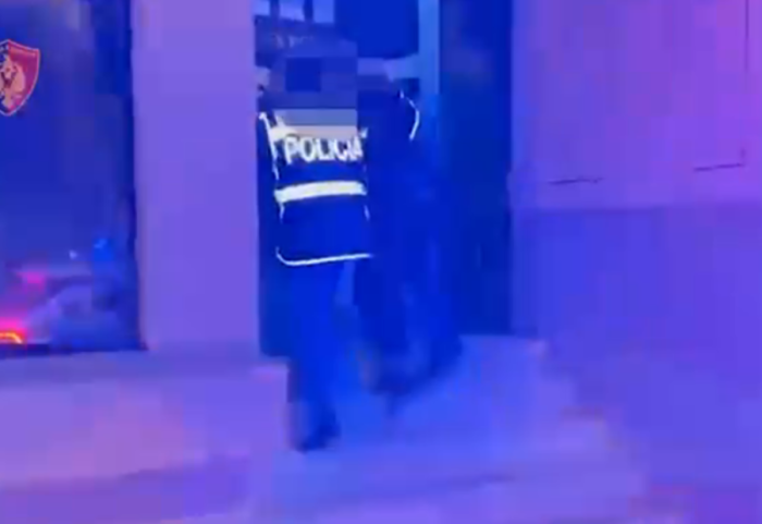 Një sharje në rrjetet sociale përfundon në dhunë me çekiç në Tiranë