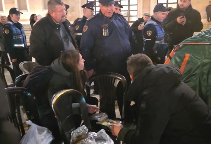 “Edhe bukën na e zunë në grykë”, Lapaj reagon pasi policia tentoi t’u hiqte çadrat te Kryeministria