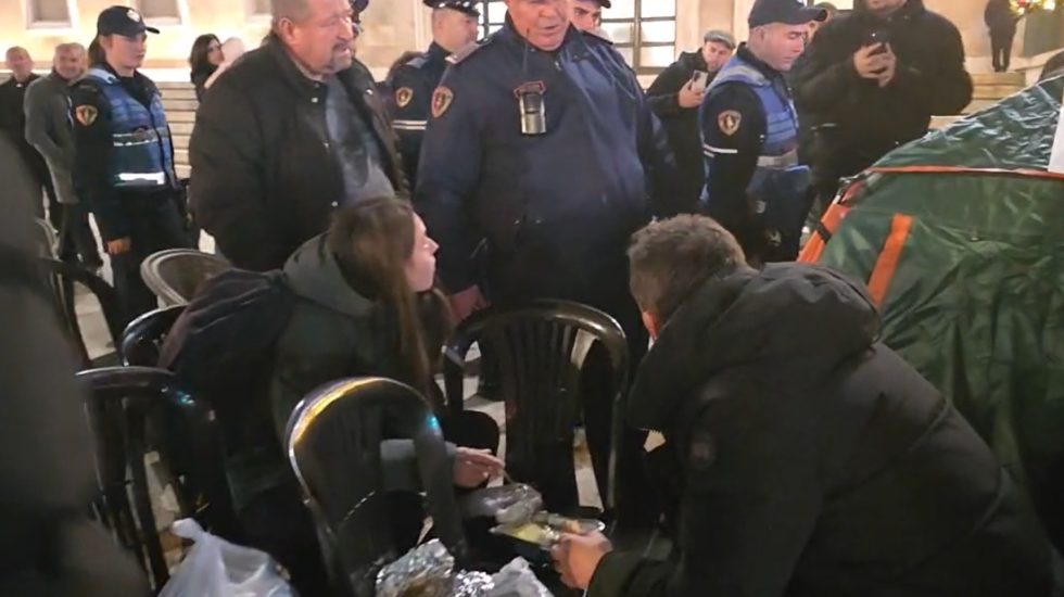 “Edhe bukën na e zunë në grykë”, Lapaj reagon pasi policia tentoi t’u hiqte çadrat te Kryeministria