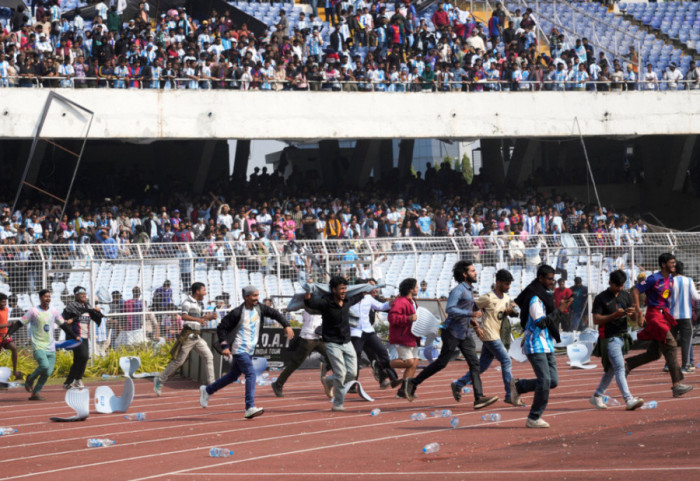(VIDEO) Turi i Leo Messi nis mes kaosit, tifozët shkatërrojnë stadiumin në Indi