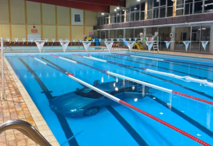 Shtypi gazin në vend të frenave! Makina bie në pishinë, shpëtohen nëna dhe vajza e saj 5-vjeçare