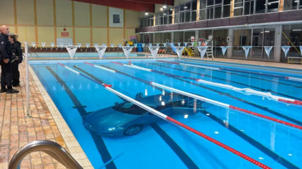 Shtypi gazin në vend të frenave! Makina bie në pishinë, shpëtohen nëna dhe vajza e saj 5-vjeçare