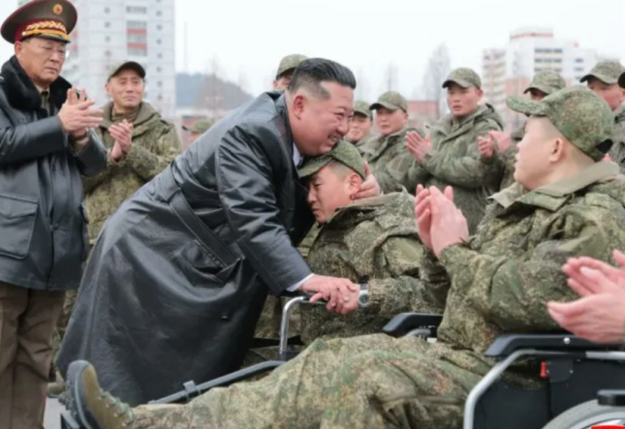 Ushtarët e Koresë së Veriut kthehen nga lufta në Ukrainë, me lot në sy përqafojnë Kim Jong Un
