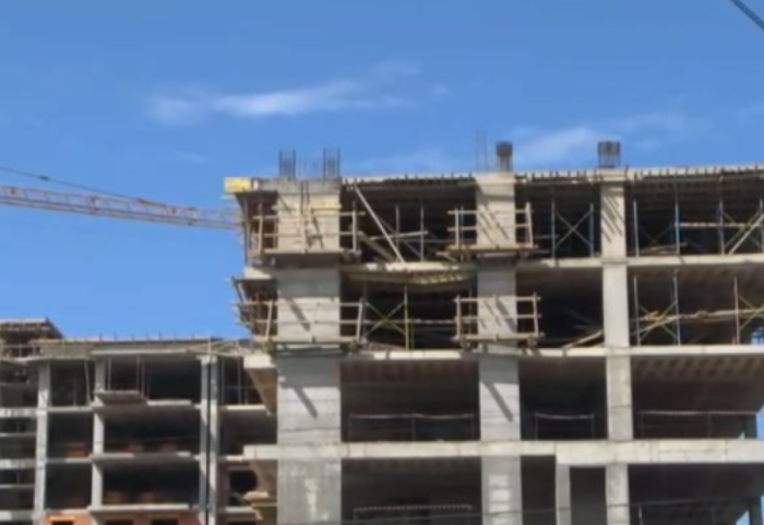 Hidrauliku bie nga pallati dhe humb jetën, arrestohet administratori i firmës ndërtuese