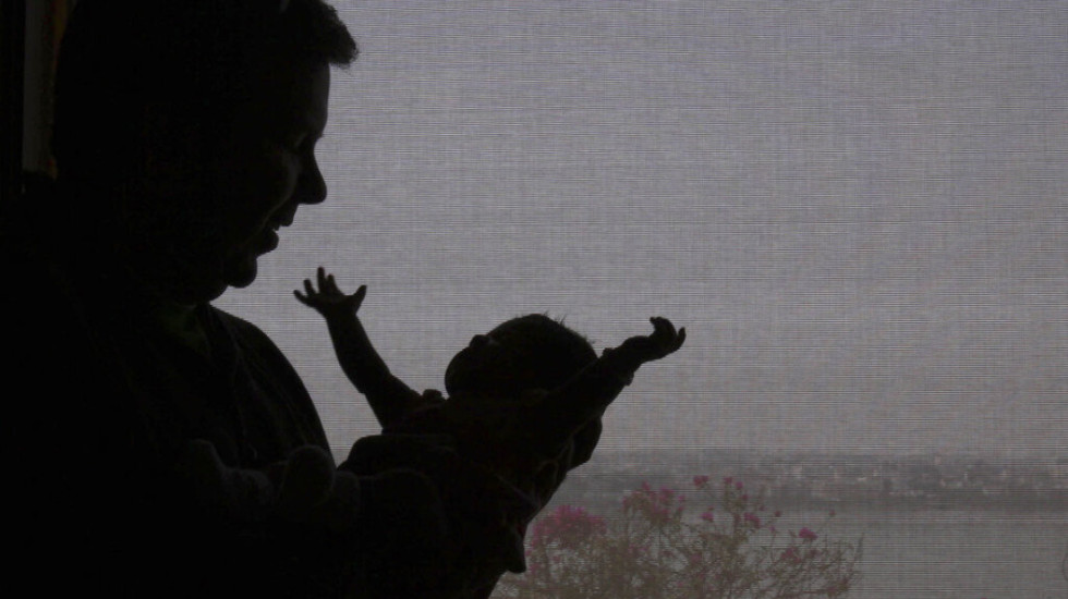 Miliarderët kinezë po krijojnë familje me mbi 100 fëmijë me nëna surrogate amerikane!