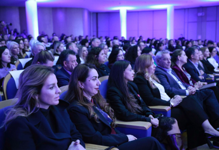 Certifikohen 334 drejtues të arsimit, Kumbaro: Investimi më i mirë në cilësinë e drejtimit të shkollave