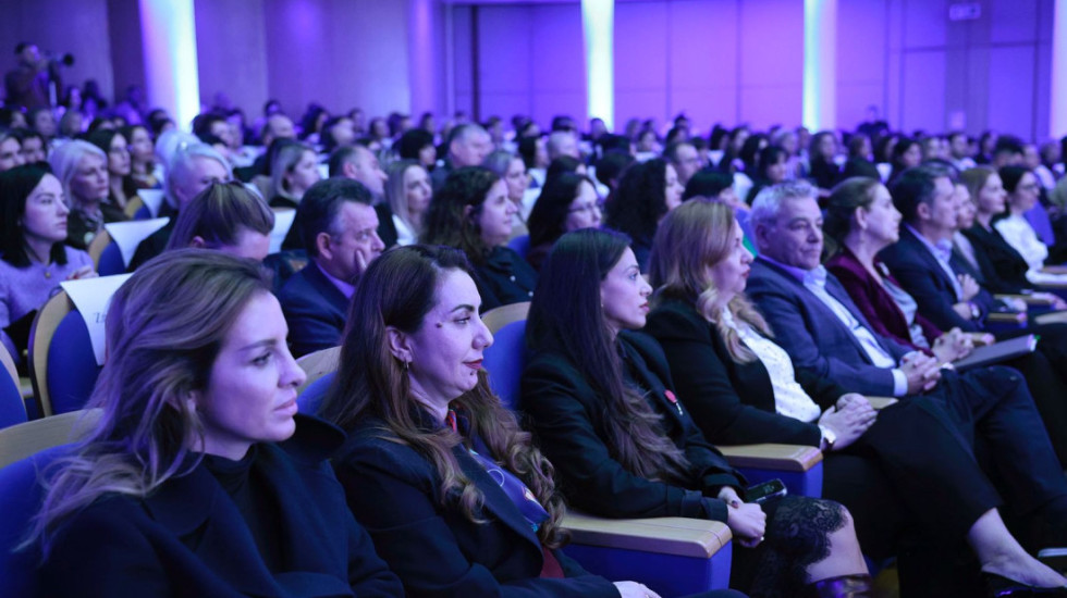 Certifikohen 334 drejtues të arsimit, Kumbaro: Investimi më i mirë në cilësinë e drejtimit të shkollave