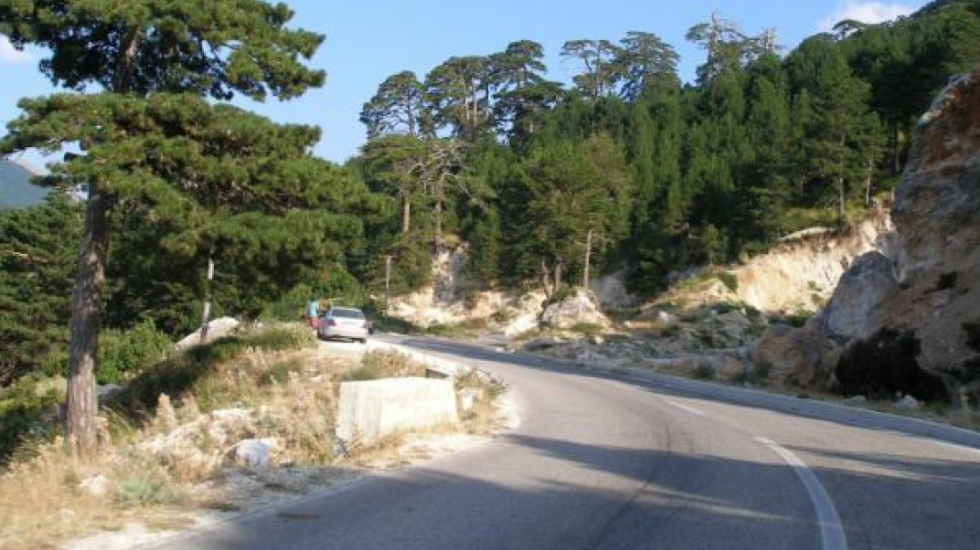 E rëndë në Llogara, një person digjet brenda makinës