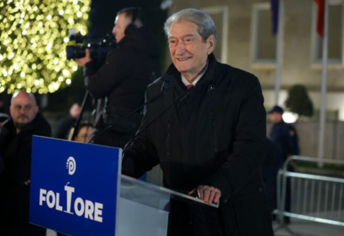 “Foltorja” e 5-të para Kryeministrisë, PD denoncon dhunën e policisë ndaj Lapajt: Sheshi i protestës është i të gjithëve