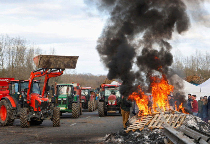 Fermerët në rrugë edhe në Francë, “paralizohen” autostradat kryesore dhe disa hekurudha